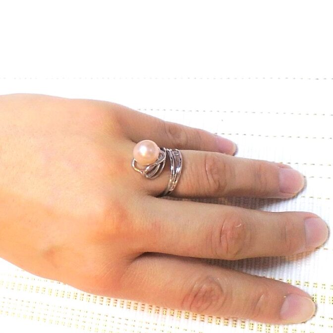 シルバーパールリングを手に装着した画像
