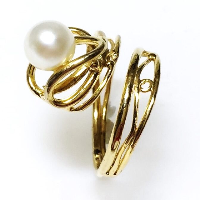 ゴールドリングをリングたたせた画像