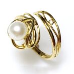 ゴールドリングをリングたたせた画像