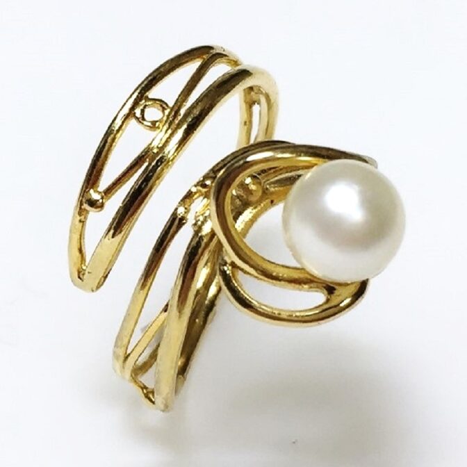 ゴールドリングをリングたたせた画像