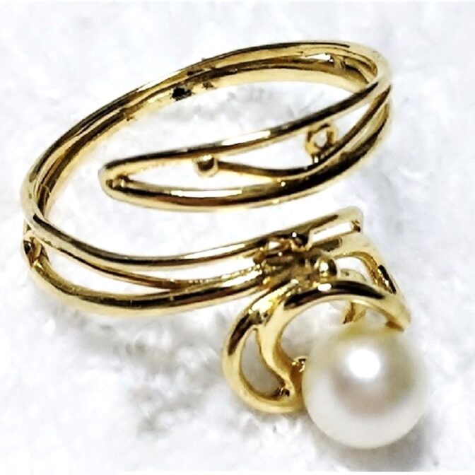 ゴールドリングをリング寝かせた画像