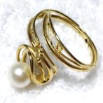 ゴールドリングをリング寝かせた画像