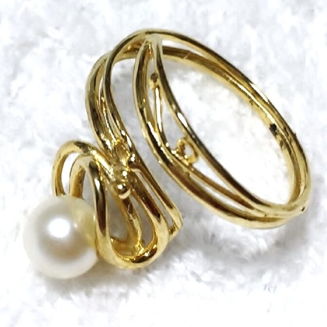 ゴールドリングをリング寝かせた画像