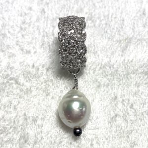 リングとパールをぶら下げたヘッド