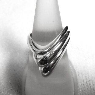 女らしいV字ライン シルバーデザインリング JE4