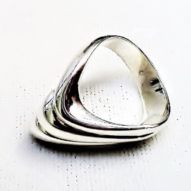 シルバーデザインリング寝かせた画像