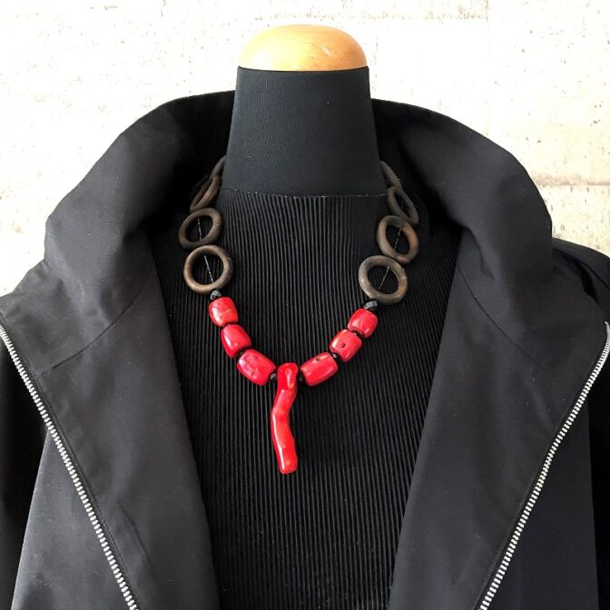 染枝サンゴとウッドリングロングネック装着状態