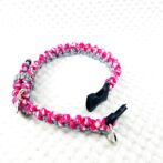 マクラメ編み首輪寝かせてパーツを外した状態