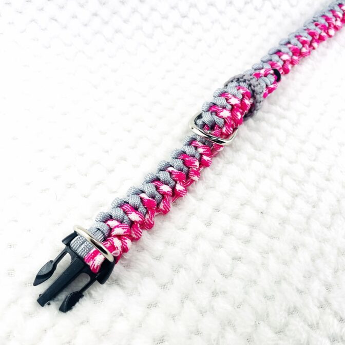 マクラメ編み首輪広げて表側手前