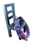 マクラメ編み犬首輪椅子に立てかけた状態