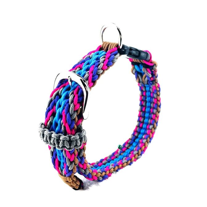 マクラメ編み犬首輪立てかけた状態