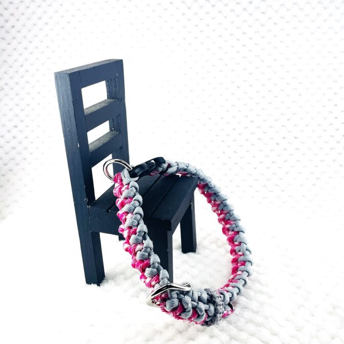 マクラメ編み首輪立てかけた状態