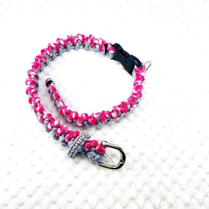 マクラメ編み首輪寝かせてベルト部分をを外した状態