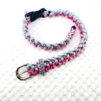 マクラメ編み首輪寝かせてベルト部分をを外した状態