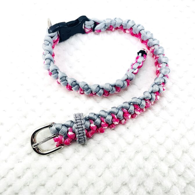 マクラメ編み首輪寝かせてベルト部分をを外した状態