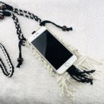 マクラメ編みスマホポシェット真上からの画像スマホを載せた状態