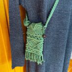 マクラメ編み携帯ショルダー・ポシェットマネキンに装着画像