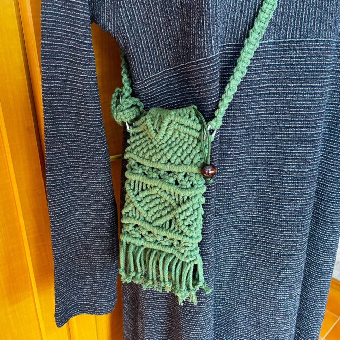 マクラメ編み携帯ショルダー・ポシェットマネキンに装着画像