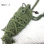 マクラメ編み携帯ショルダー・ポシェットマネキンに装着サイド側