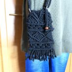 マクラメ編み携帯ショルダー・ポシェット装着画像アップ