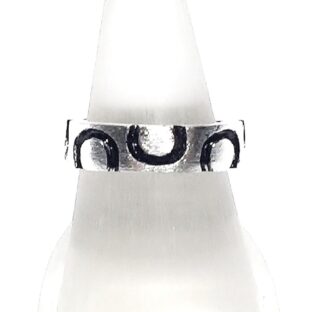 馬蹄形ブラック&シルバーのシルバー平打リング