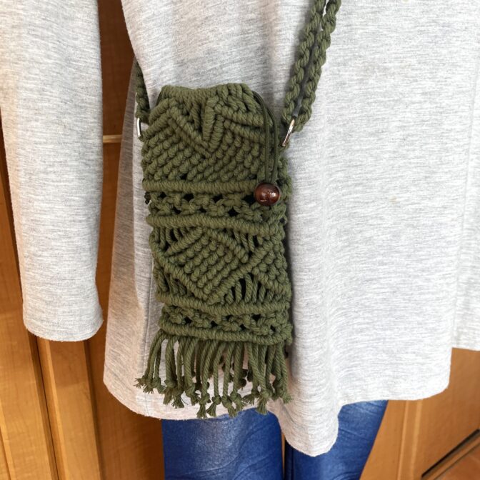 マクラメ編み携帯ショルダー・ポシェットマネキンに装着画像アップ