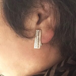 シルバーイヤリング装着画像E19