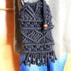 マクラメ編み携帯ショルダー・ポシェット装着画像