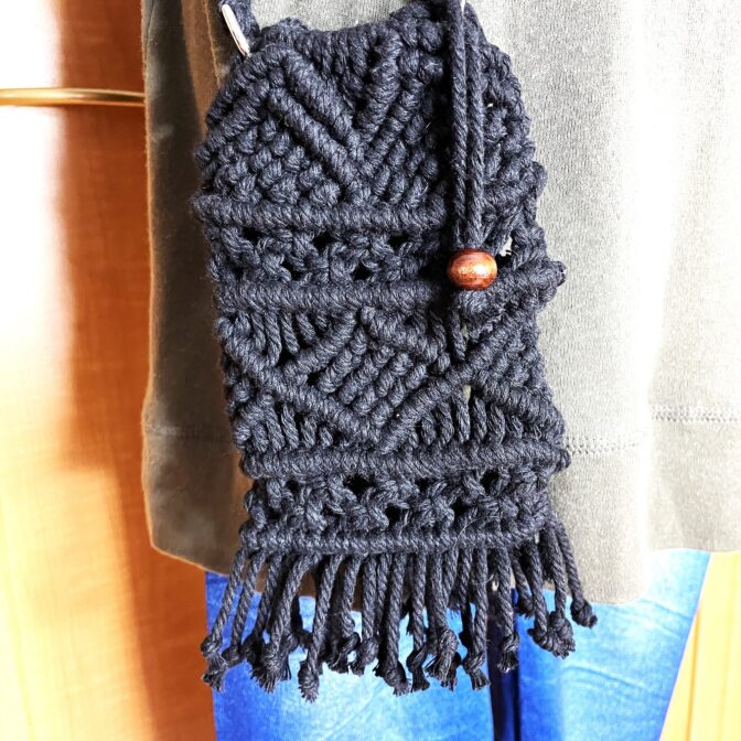 マクラメ編み携帯ショルダー・ポシェット装着画像