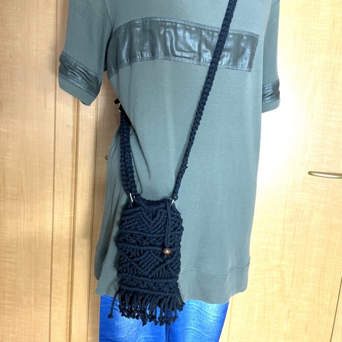 マクラメ編み携帯ショルダー・ポシェット装着画像