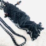 マクラメ編みスマホポシェット真横からの画像黒&グレー