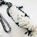 マクラメ編みスマホポシェット真横からの画像白&黒