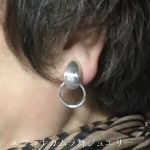 シルバーイヤリング装着画像E28