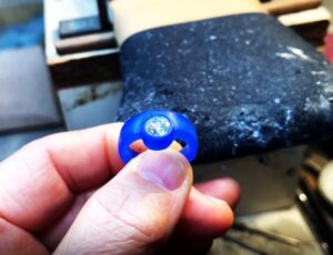 ロウ型にダイヤ入り