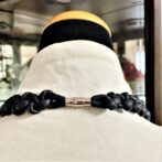 コットンロープでマグネット付きカラフルネックBマネキン装着後ろ留め具アップ