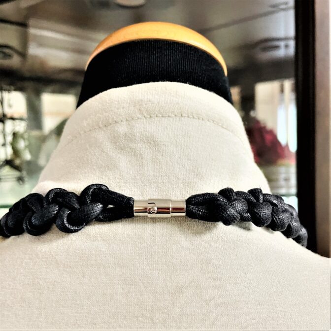 コットンロープでマグネット付きカラフルネックBマネキン装着後ろ留め具アップ