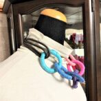 カラフル真裏目編みチョーカー＆ネックレスマネキン装着横向き