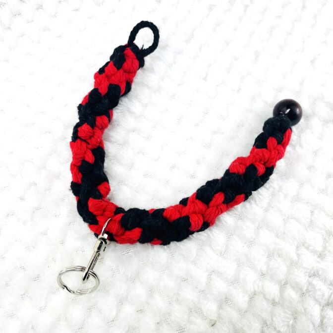 マクラメ編み赤&黒キーホルダー