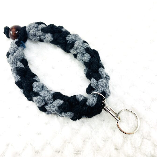 マクラメ編みグレー&黒キーホルダー