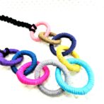 コットンロープでマグネット付きカラフルネックフロント部分アップ