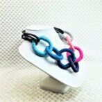 カラフル真裏目編みチョーカー＆ネックレスネック台装着横向き