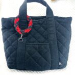 マクラメ編み赤&黒キーホルダーバッグに装着