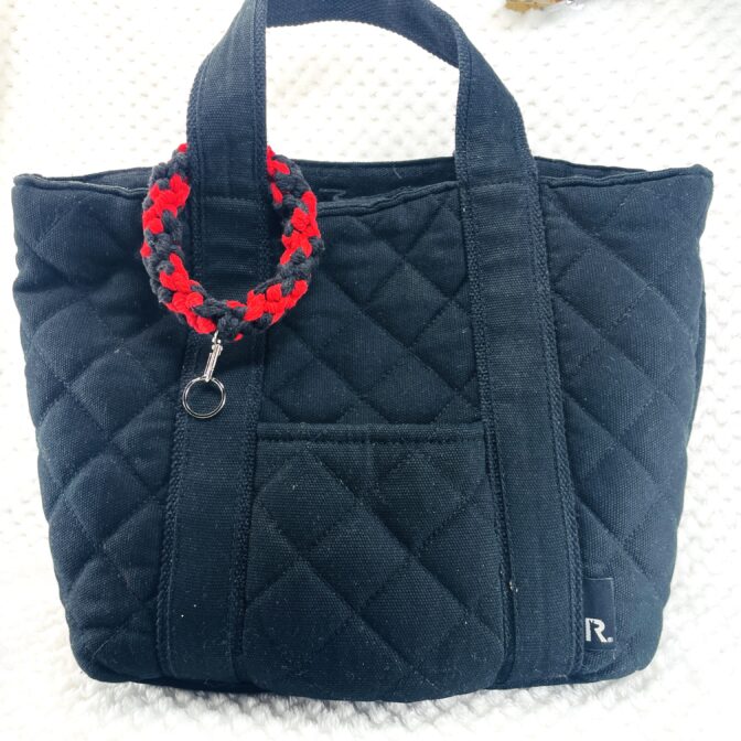 マクラメ編み赤&黒キーホルダーバッグに装着