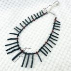 黒枝サンゴと赤細枝サンゴのチョーカー真上からの画像