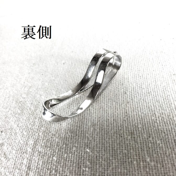 シルバーチョーカー3パーツセットの中央パーツ裏側