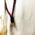 マクラメ編み携帯ホルダーベルト赤黒マネキン装着
