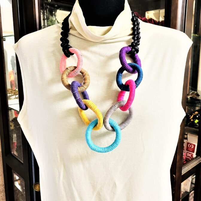コットンロープでマグネット付きカラフルネックBマネキン装着アップ