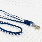 マクラメ編み携帯ショルダーベルトネイビーと白アップ