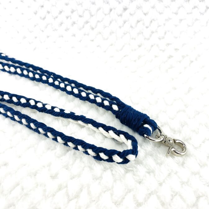 マクラメ編み携帯ショルダーベルトネイビーと白
