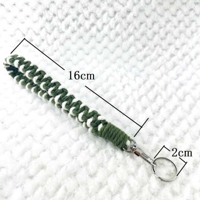 マクラメ編みキーホルダーグリーンと白縦長の寸法